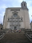 El sol del atardecer iluminando la fachada de la catedral de Girona
