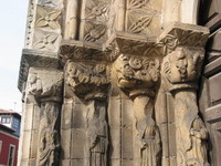 Grupo escultrico en la entrada a la Iglesia de Santa Mara de Villaviciosa o de La Oliva