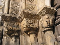 Grupo escultrico en la entrada a la Iglesia de Santa Mara de Villaviciosa o de La Oliva