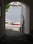 La playa a travs de un arco en Cadaques