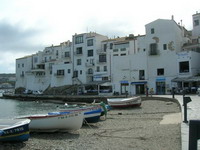 Vista parcial de la playa y el puerto de Cadaqus