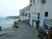 Vista parcial de la playa y el puerto de Cadaqus