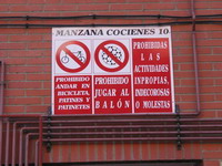 Lo impropio es poner un cartel as